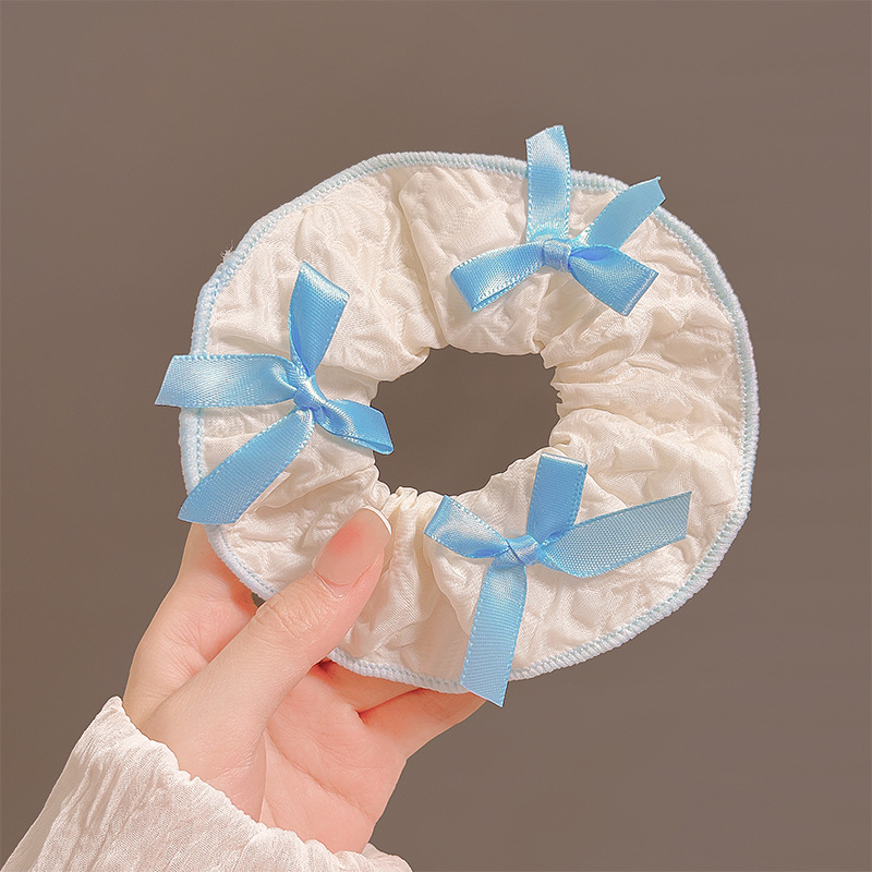 Blue edge pleated white circle-with three blue bow