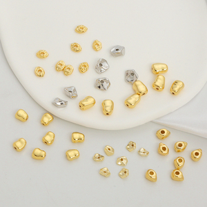 Cuentas sueltas de color dorado con forma irregular para decoración, Cuentas planas con forma de sobre de latón, con patrón oscuro, para manualidades - Product Image 5