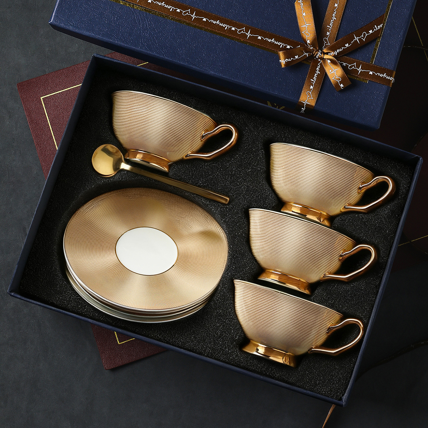 Coffret cadeau 4 tasses 4 assiettes 4 cuillères