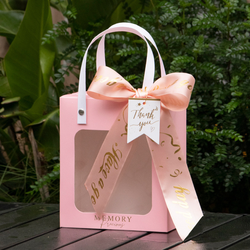 Étiquette volante rose avec ruban