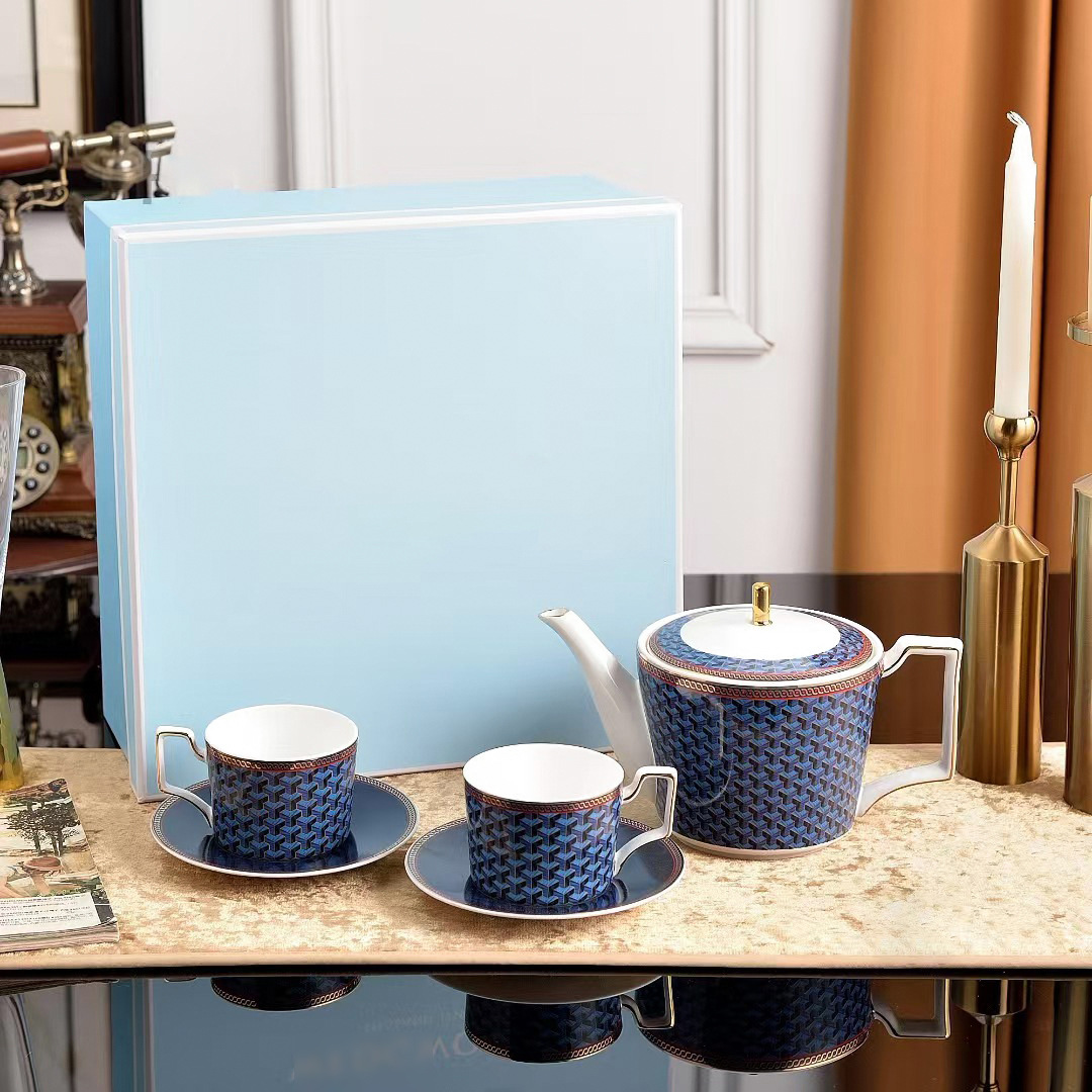 Type d-1 pot 2 cups 2 saucers