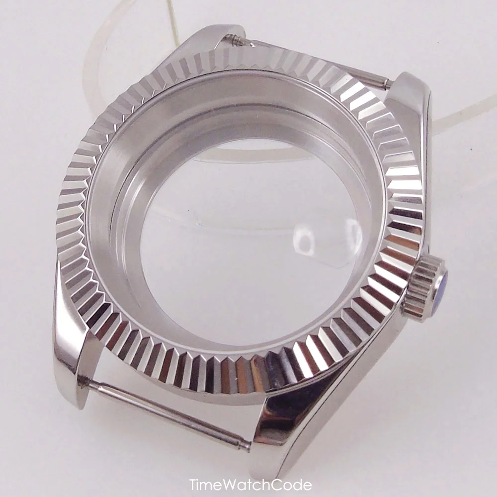 Coquille argentée à travers la loupe inférieure