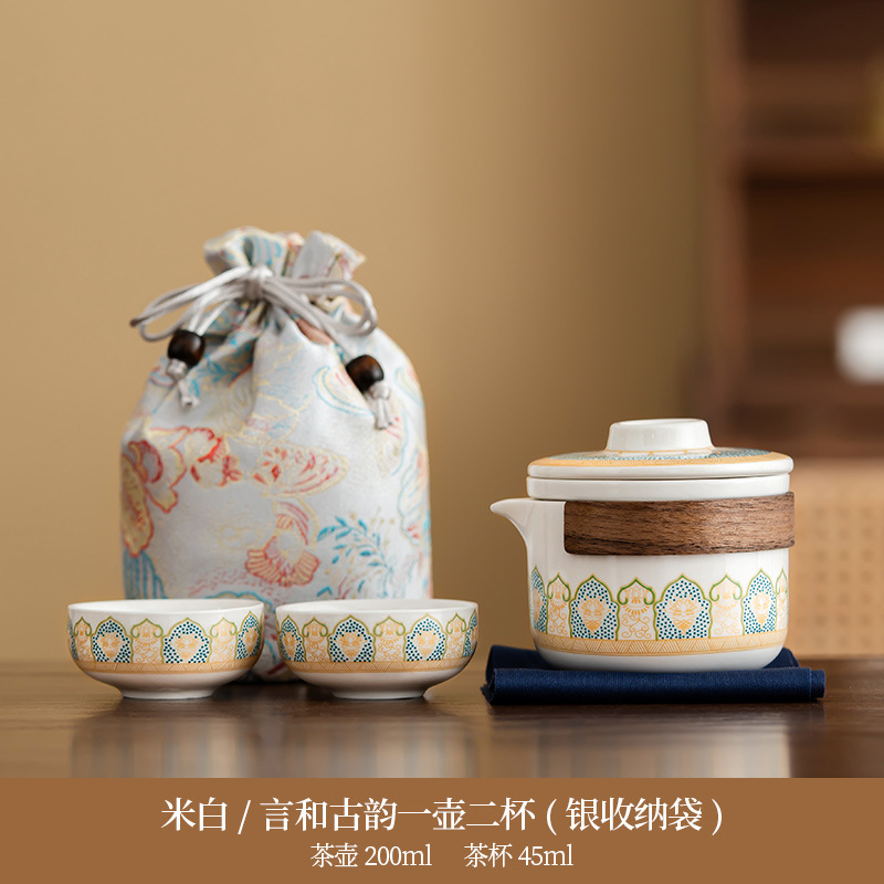 กาน้ำชาโบราณสีขาวพร้อมถ้วยกลม 2 ใบ - ผ้าเช็ดชาสีน้ำเงิน - ชุดเครื่องเงิน