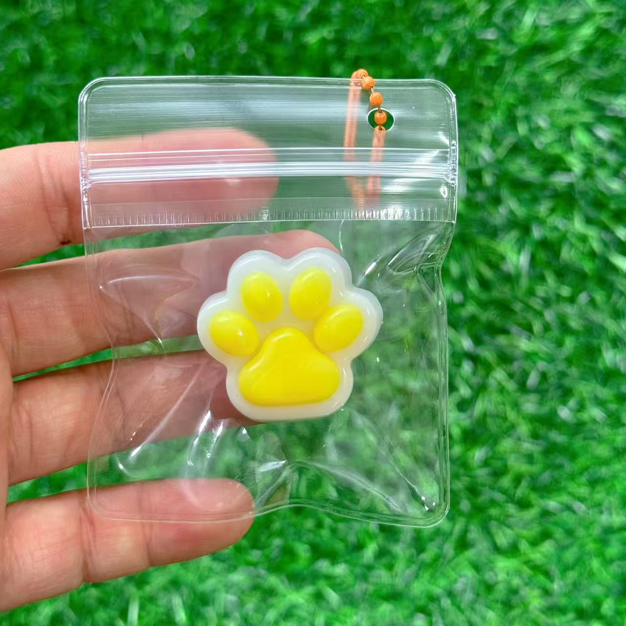 3.5cm yellow kitten paw