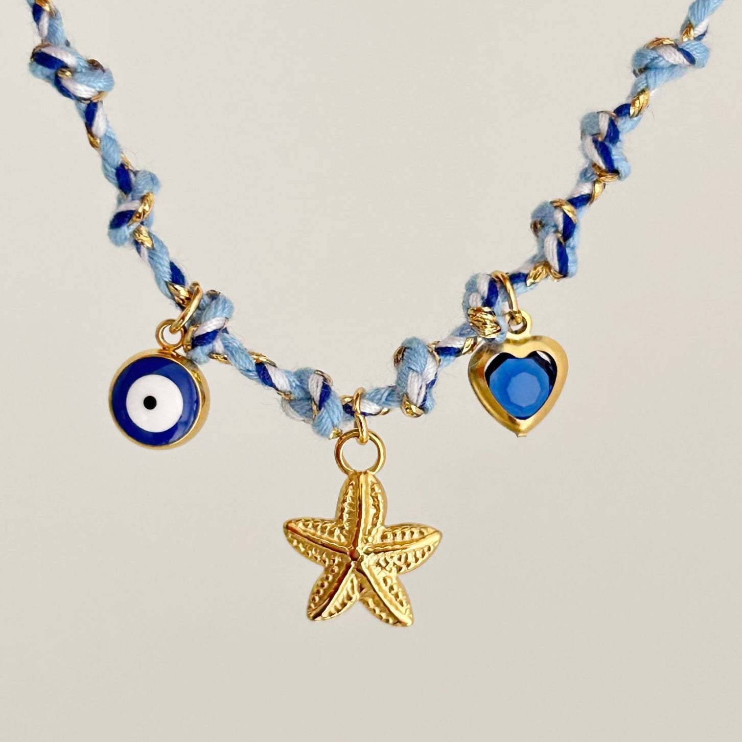 Collar de cuerda azul con estrella de mar.