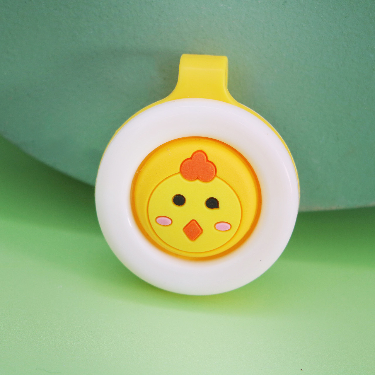 Pequeño pollo amarillo