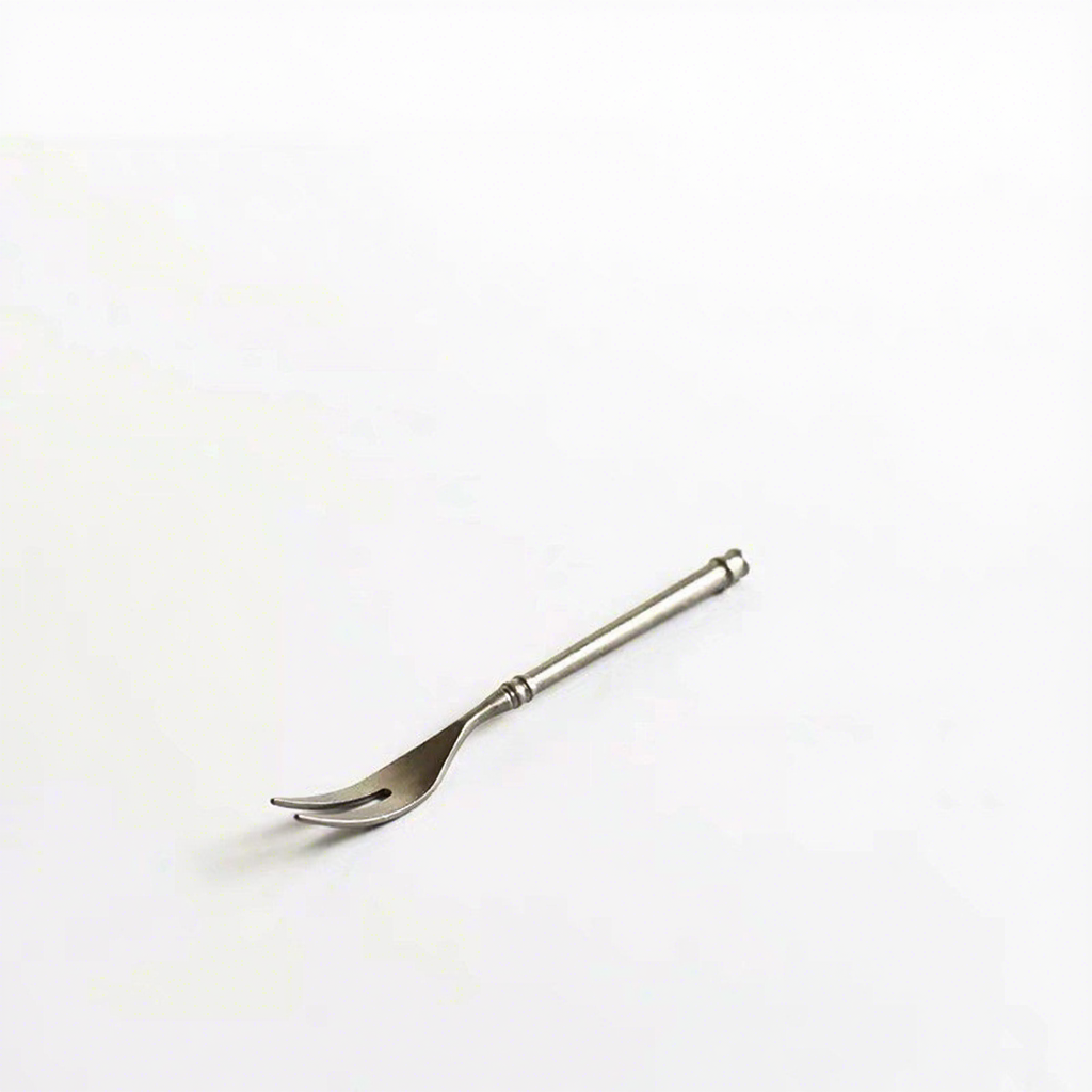 Tenedor de fruta plateado