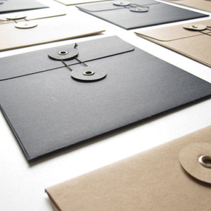 Kunden spezifischer Druck Mini-Schmuck verpackung Schwarzbrauner Kraft papier umschlag mit Knopf und Schnur - Product Image 5