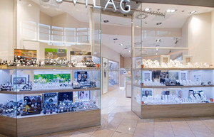 定制珠宝和手表玻璃展示柜，带木材和油漆珠宝店室内设计理念