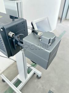 Die Kohlendioxid-Laser codier maschine ist für die Codierung von Glasflaschen und Plastik flaschen mit hoher Qualität geeignet