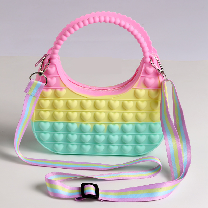 Bolso en forma de luna en colores macaron