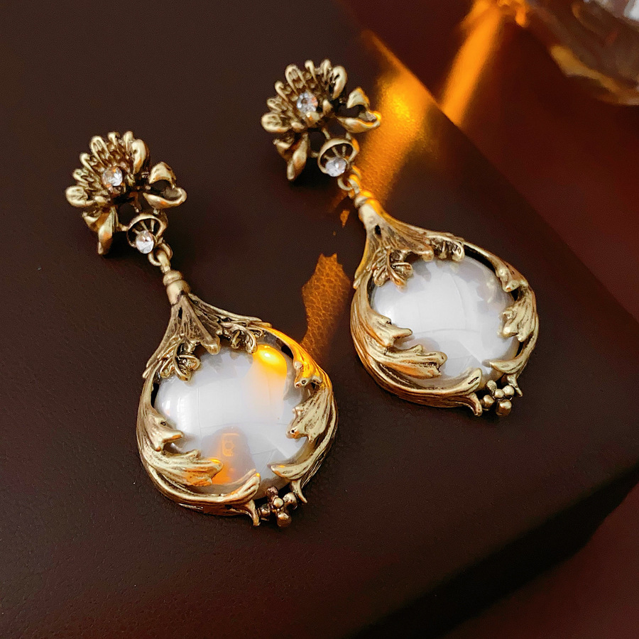 Orecchini a bottone con fiore di perle e diamanti con ago in argento 63
