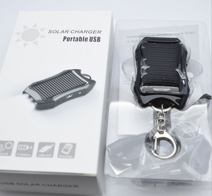 迷你钥匙扣太阳能电源组1200毫安时应急充电器，带C型输入和USB端口，用于户外手机充电