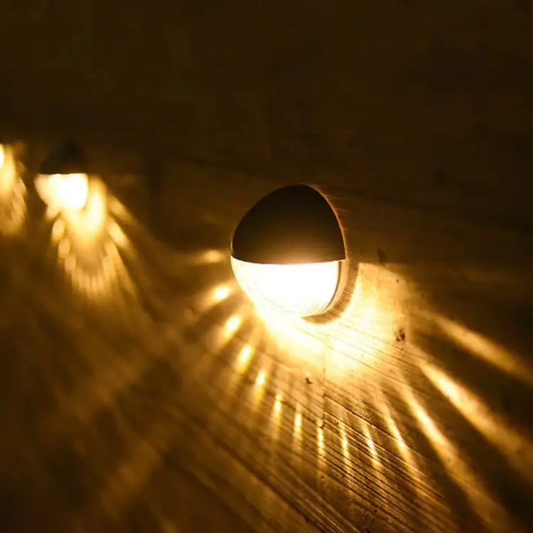 La migliore vendita Esterna impermeabile Solar Powered Lampada di Sicurezza Della Parete 1 Fence Luce Solare del LED Produttore