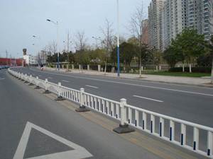 高速道路と道路道路の分離と保護フェンスのための卸売金属道路ガードレール交通障壁 - Product Image 3