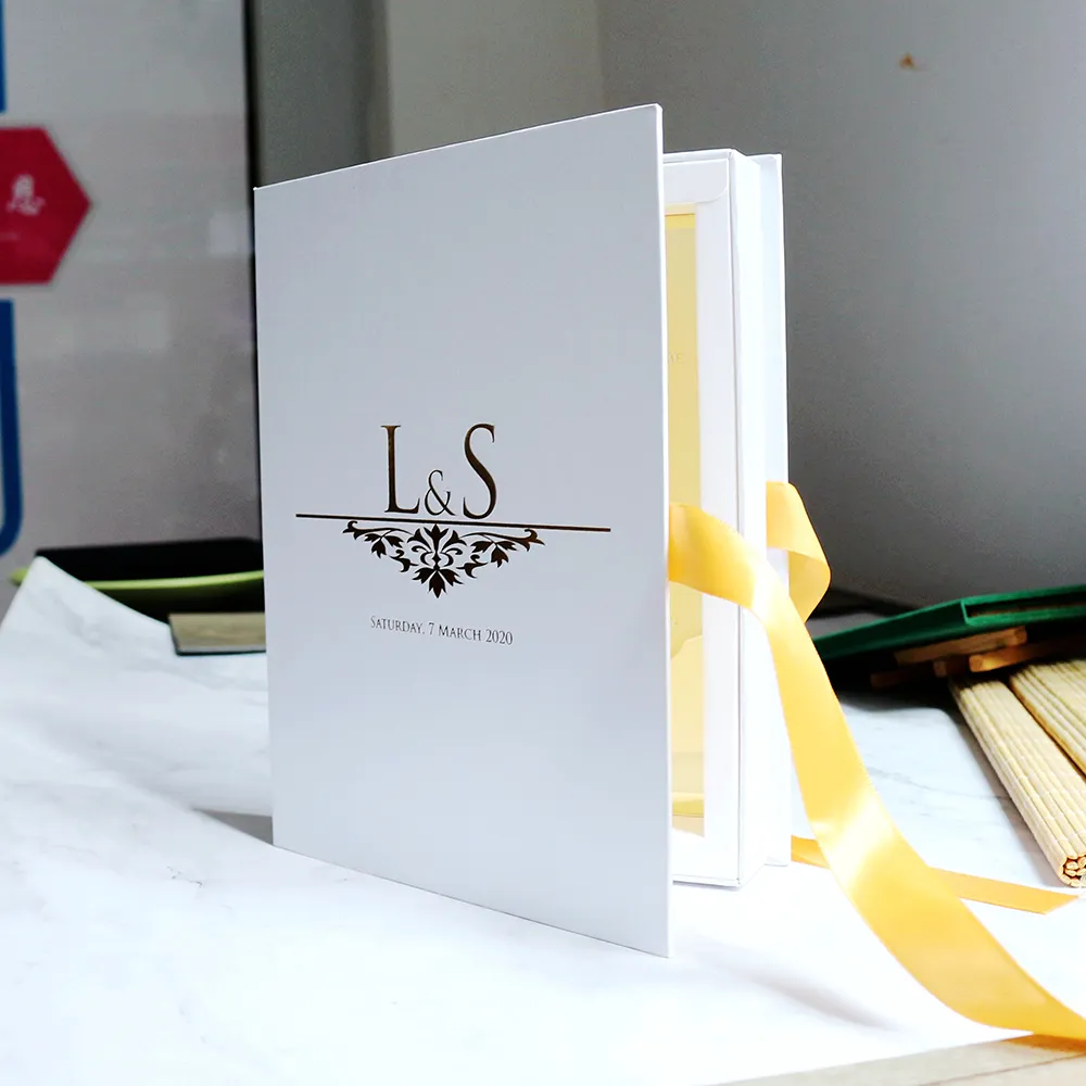 ゴージャスなカスタムデザインボックス結婚招待状カード長方形の厚さゴールドミラーアクリル招待状リボンの弓の装飾