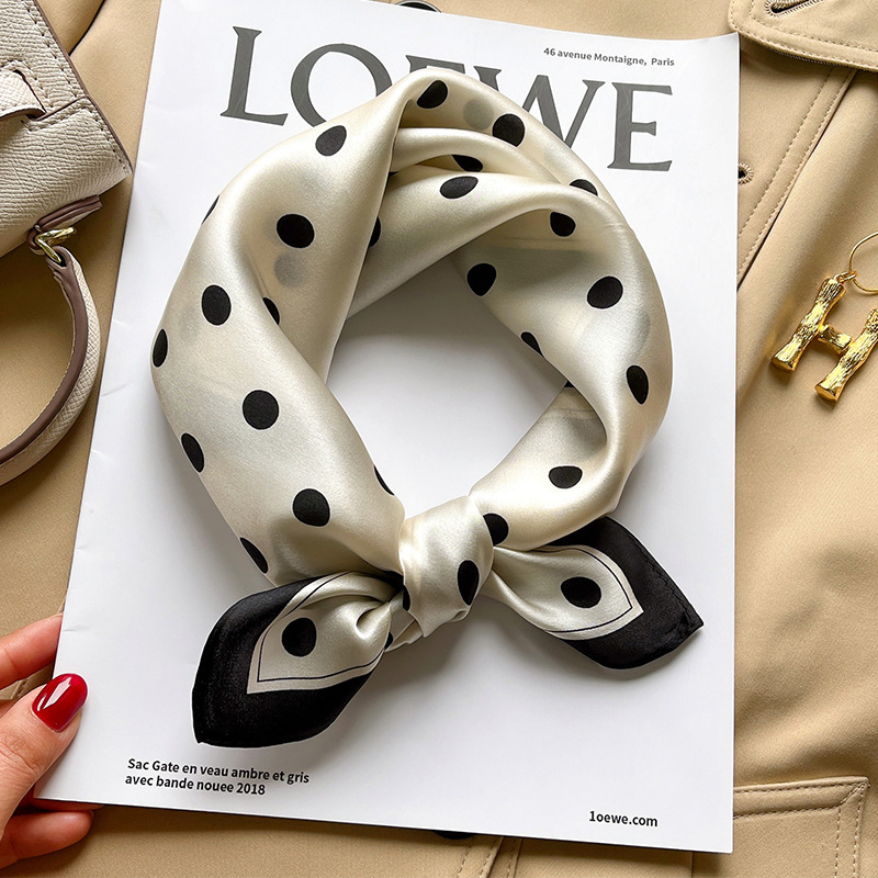Pois minimalisti di colore bianco sporco