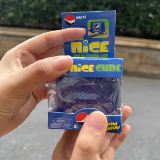 5.5cm Random style/box with logo