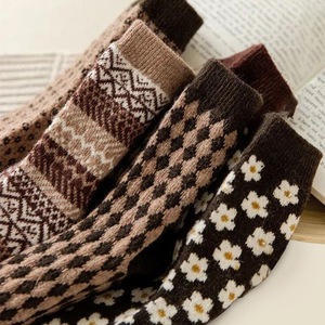 Retro orta tüp çorap, kişiselleştirilmiş ve moda istifleme çorap, çok yönlü, kolej tarzı, kalın ve sıcak uzun çorap - Product Image 3