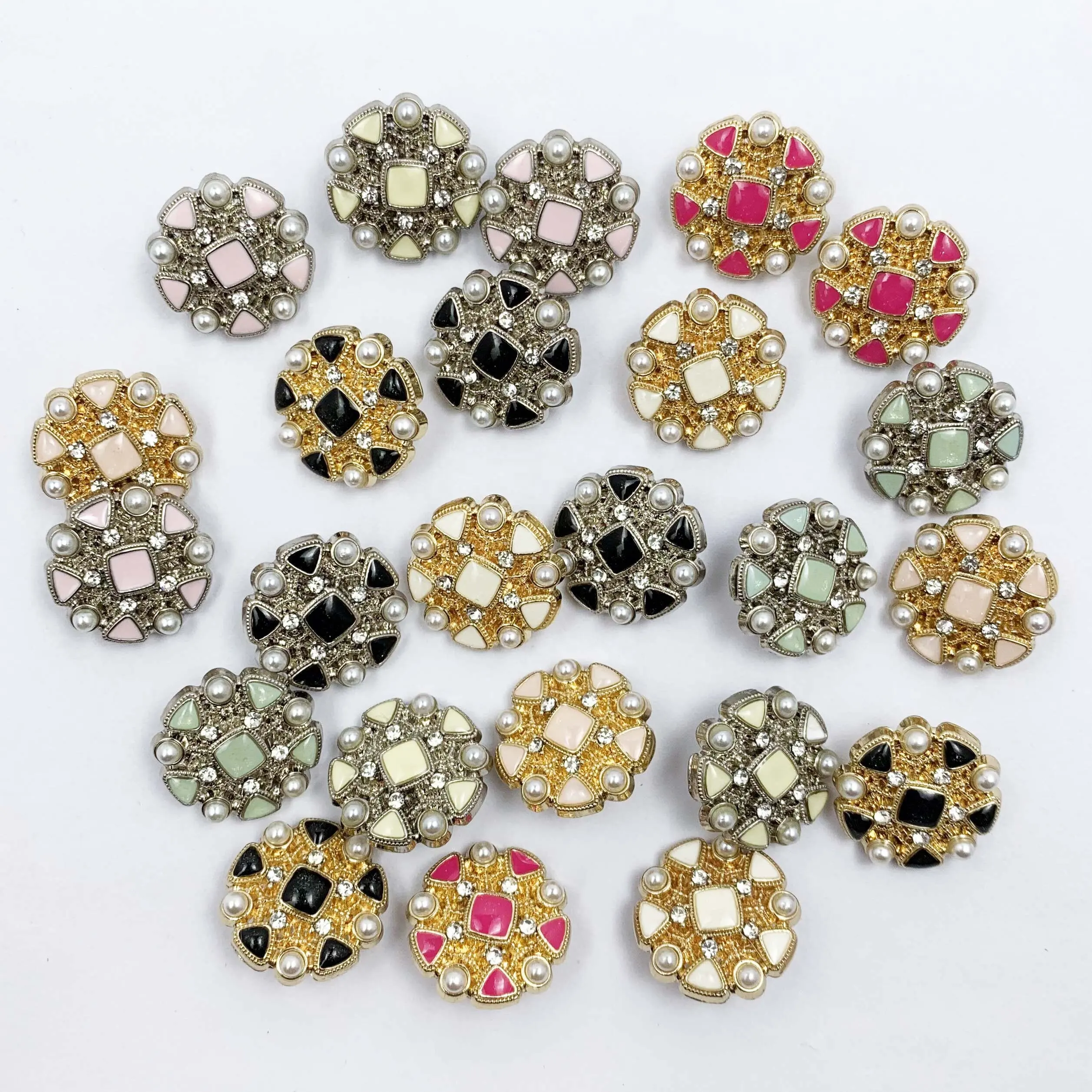 Les fabricants fournissent des boutons de mode pour femmes de haute qualité, bouton en diamant à tige en métal perle fleur