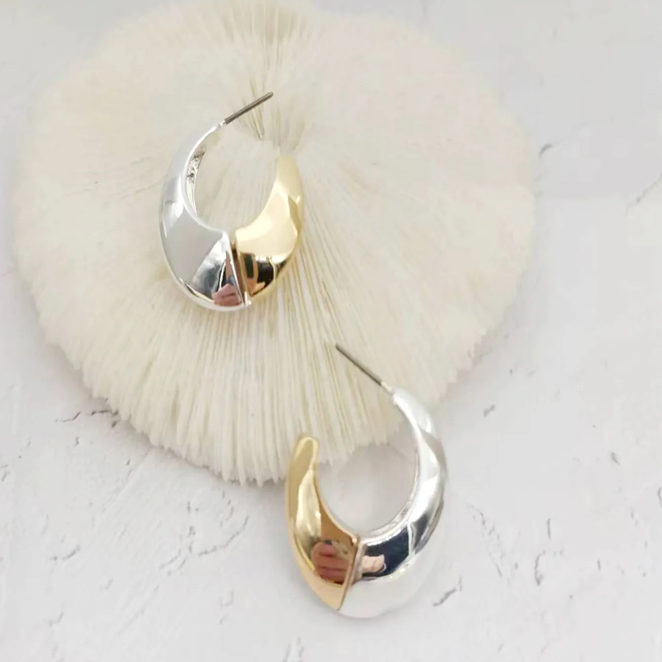 Come orecchini a cerchio Huggie con gioielli di Design a forma di C gioielli Boutique da donna di moda placcati in oro 18 carati bicolore