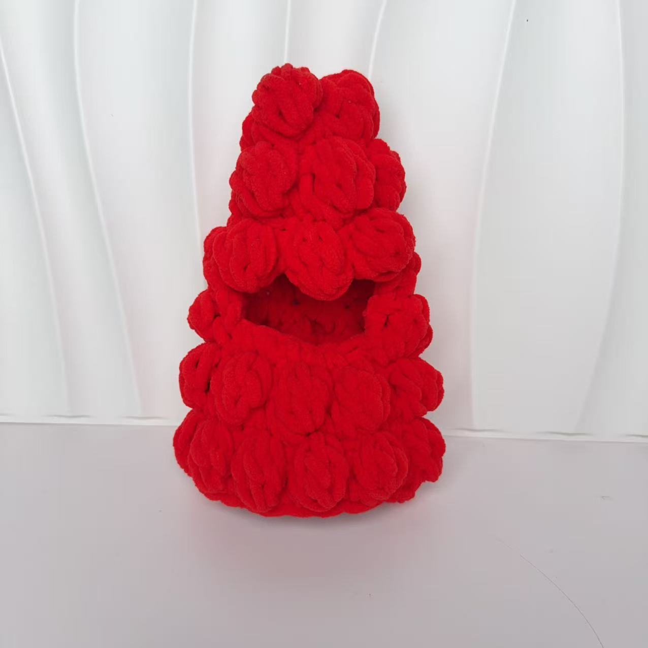 Embryon blanc avec couvre-chef d'arbre de Noël rouge