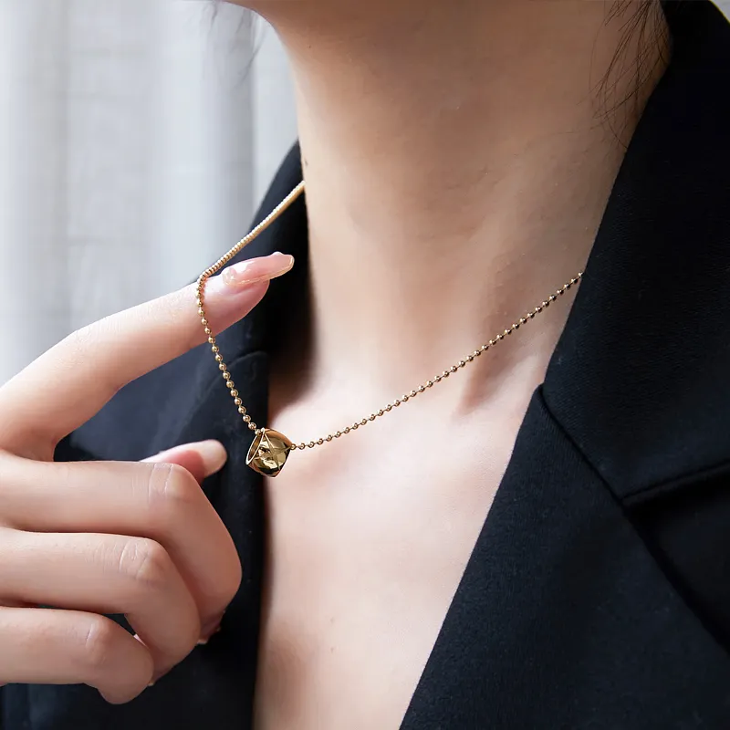 Minimalist paslanmaz çelik küçük silindirik kolye kolye kavisli elmas ızgara çapraz desen hediye parti için moda takı