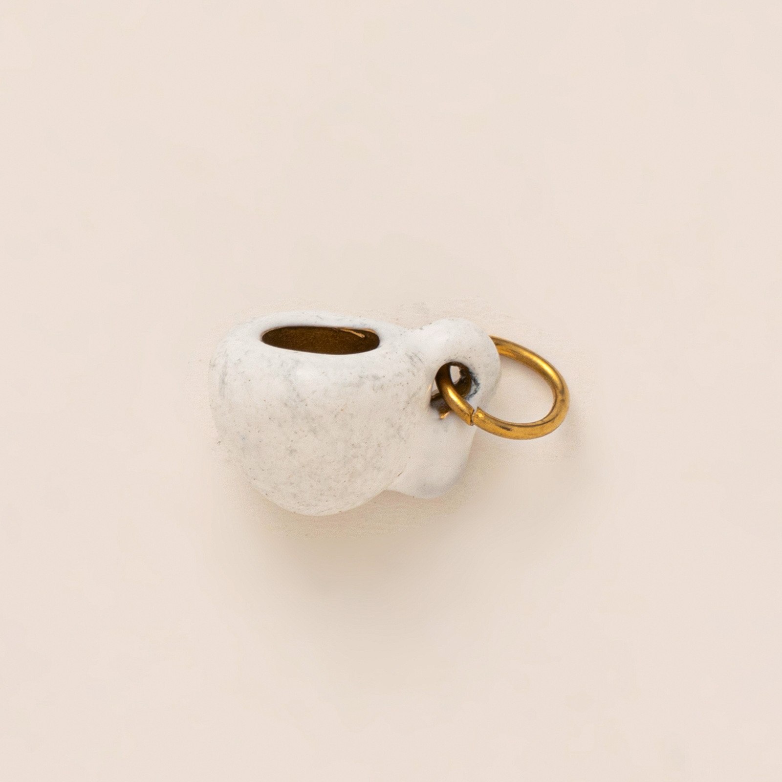 Coupe blanche dorée