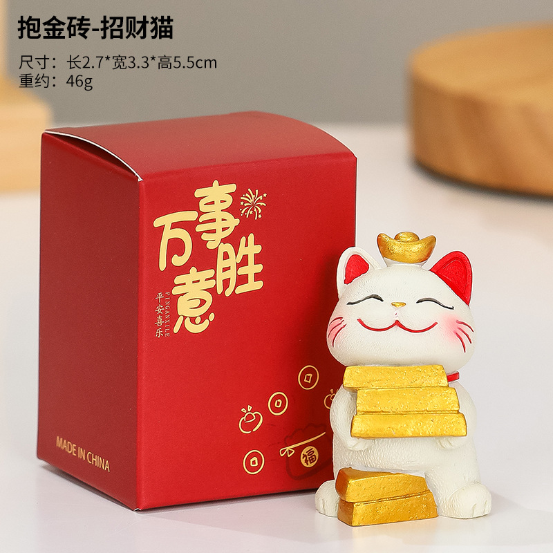 Chat porte-bonheur tenant une brique d'or