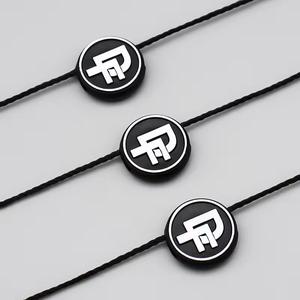 Etiqueta colgante personalizada de lujo cuerda ropa hilo sello cadena bloqueo con logotipo en relieve sello de plástico etiqueta colgante cadena