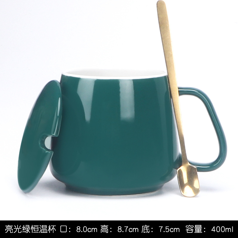 Taza termostática verde con tapa y cuchara.