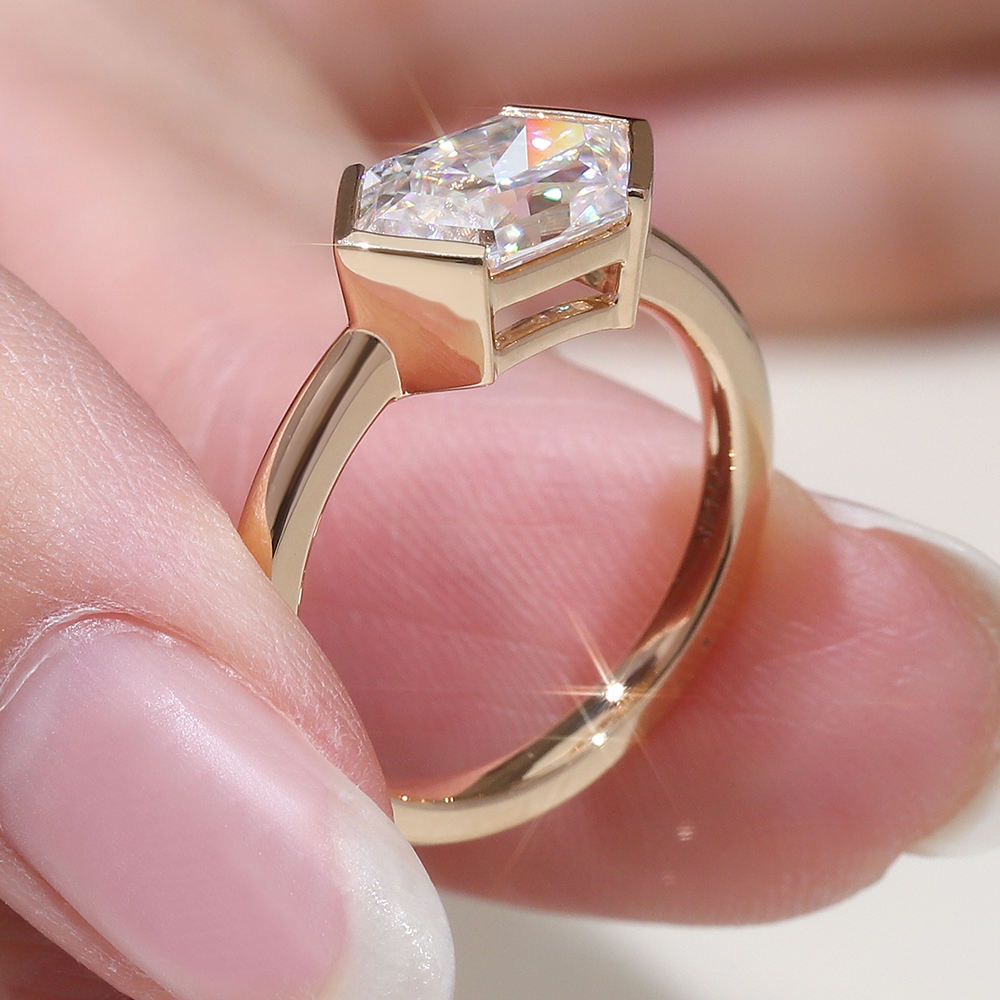 Bague en or massif 10 carats avec moissanite et diamants.