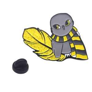 Spilla a forma di batteria del fumetto pin positivo <span class=keywords><strong>twitter</strong></span> uccello giallo glitter cartone animato smalto morbido cappello spilla per i vestiti - Product Image 1