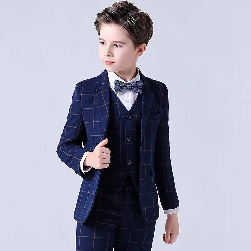Manteau marine, gilet, pantalon, nœud papillon