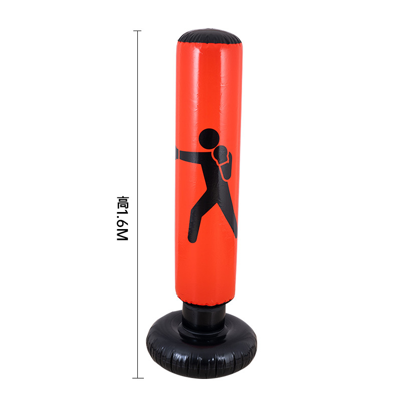 Colonne de boxe rouge, section épaisse, envoi du pied pour marcher sur l'air