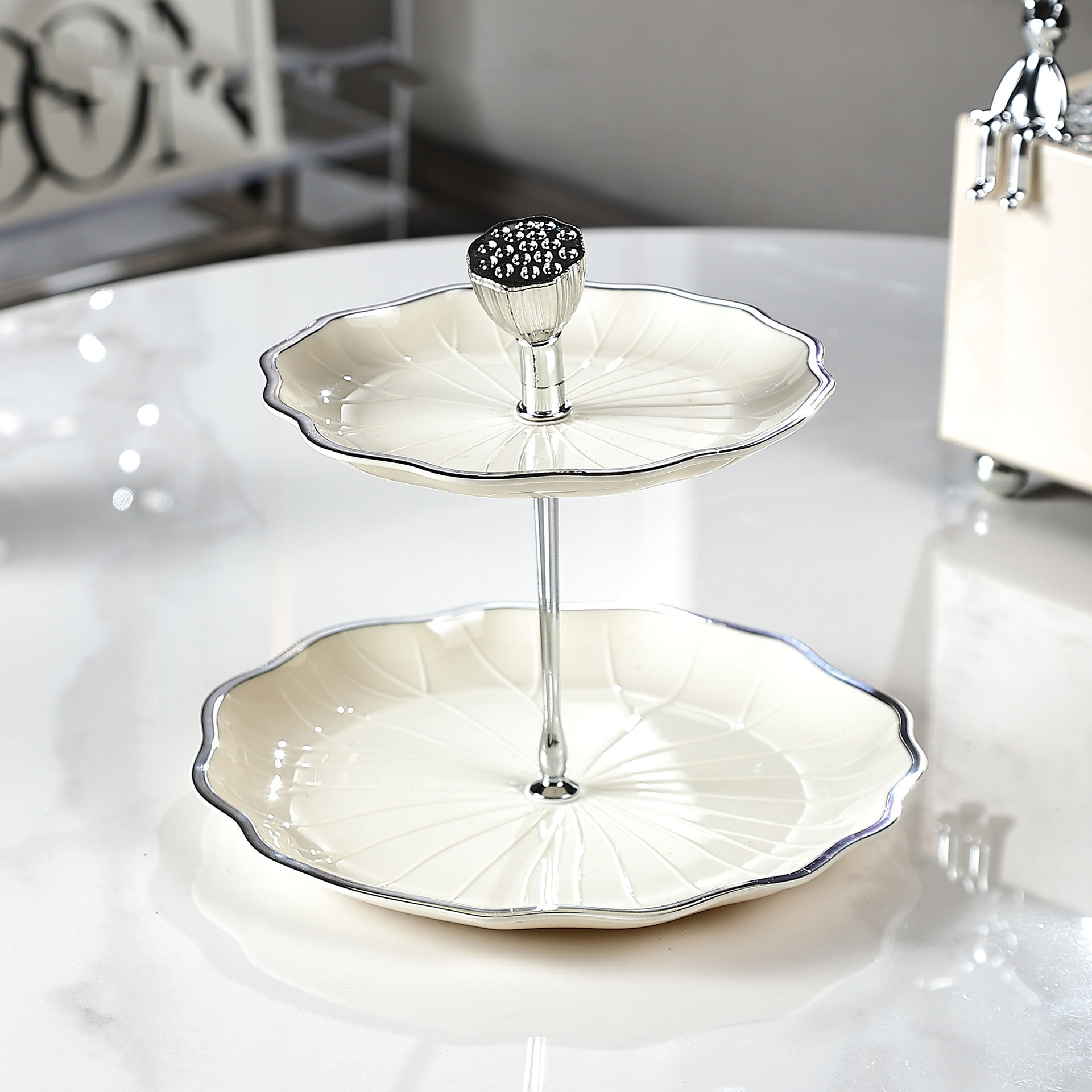 Assiette à fruits Lotus à bordure argentée - blanc laiteux - petit modèle double étage