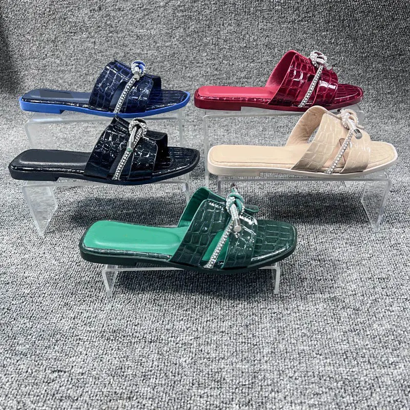 Été nouveau design Sandales plates antidérapantes à talon en cuir PU motif de pierre Tongs à bout carré chaussures pour femmes pantoufles à perles