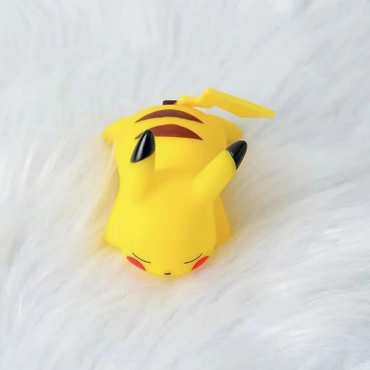Diseña un empaque tipo caja con los colores de Pikachu.