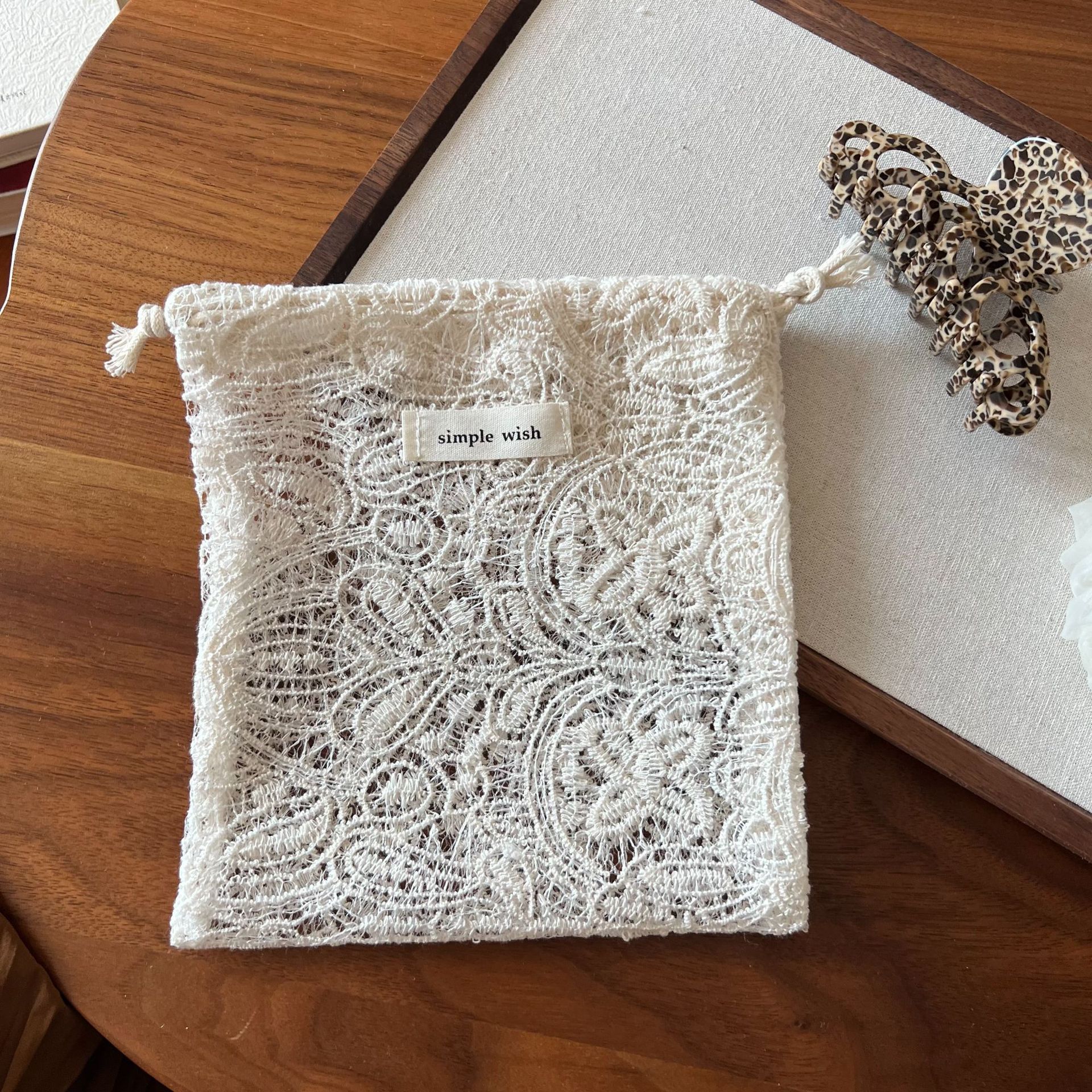 Broderie intégrale en dentelle abricot avec maille aléatoire.