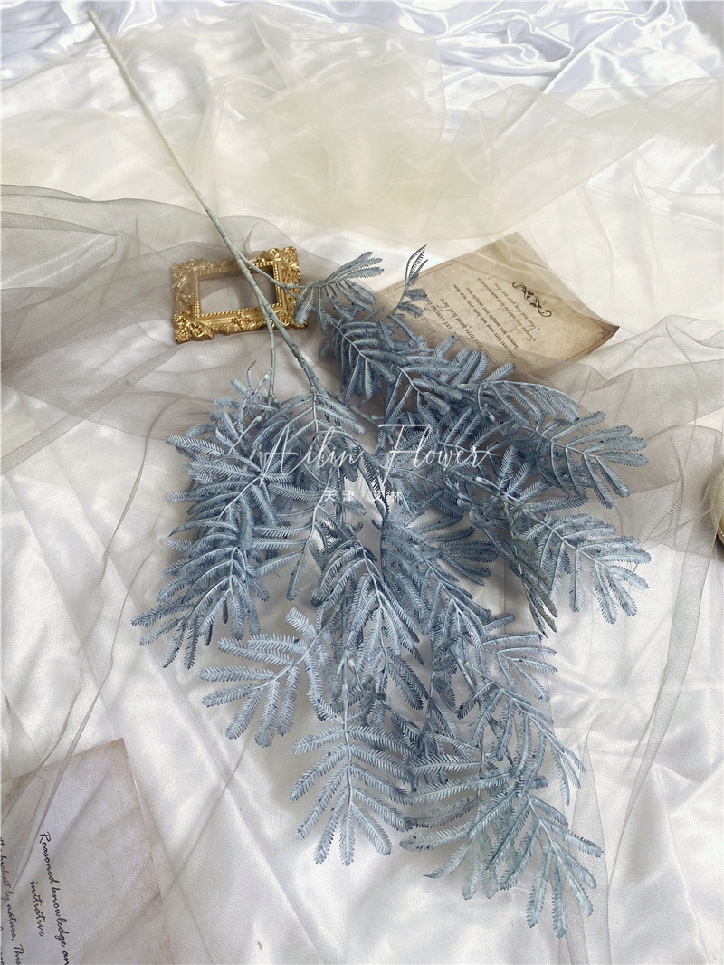 Gris et bleu