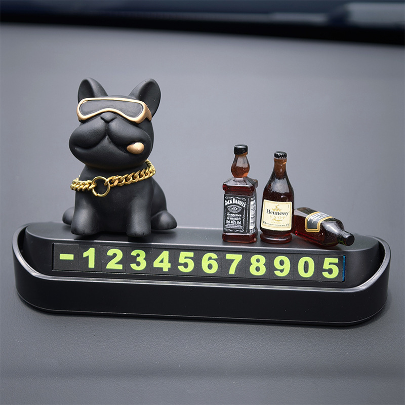 Bouledogue français noir avec 3 bouteilles de vin - parking standard noir