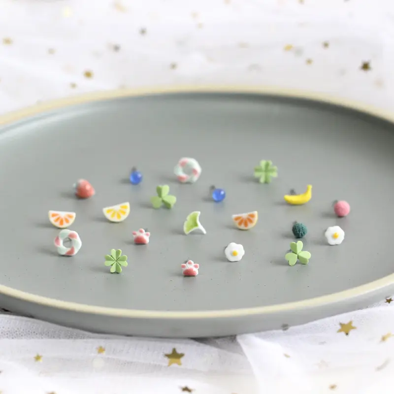 Mini pendientes de cerámica con forma de flor de trébol para mujer, accesorios creativos de joyería, venta al por mayor