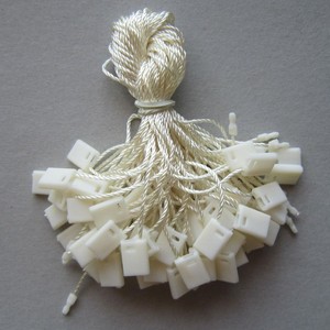 プラスチック製の吊り下げタグストリングシールカスタム厚手の豪華な吊り下げタグストリング吊り下げタグストリングとピン - Product Image 1