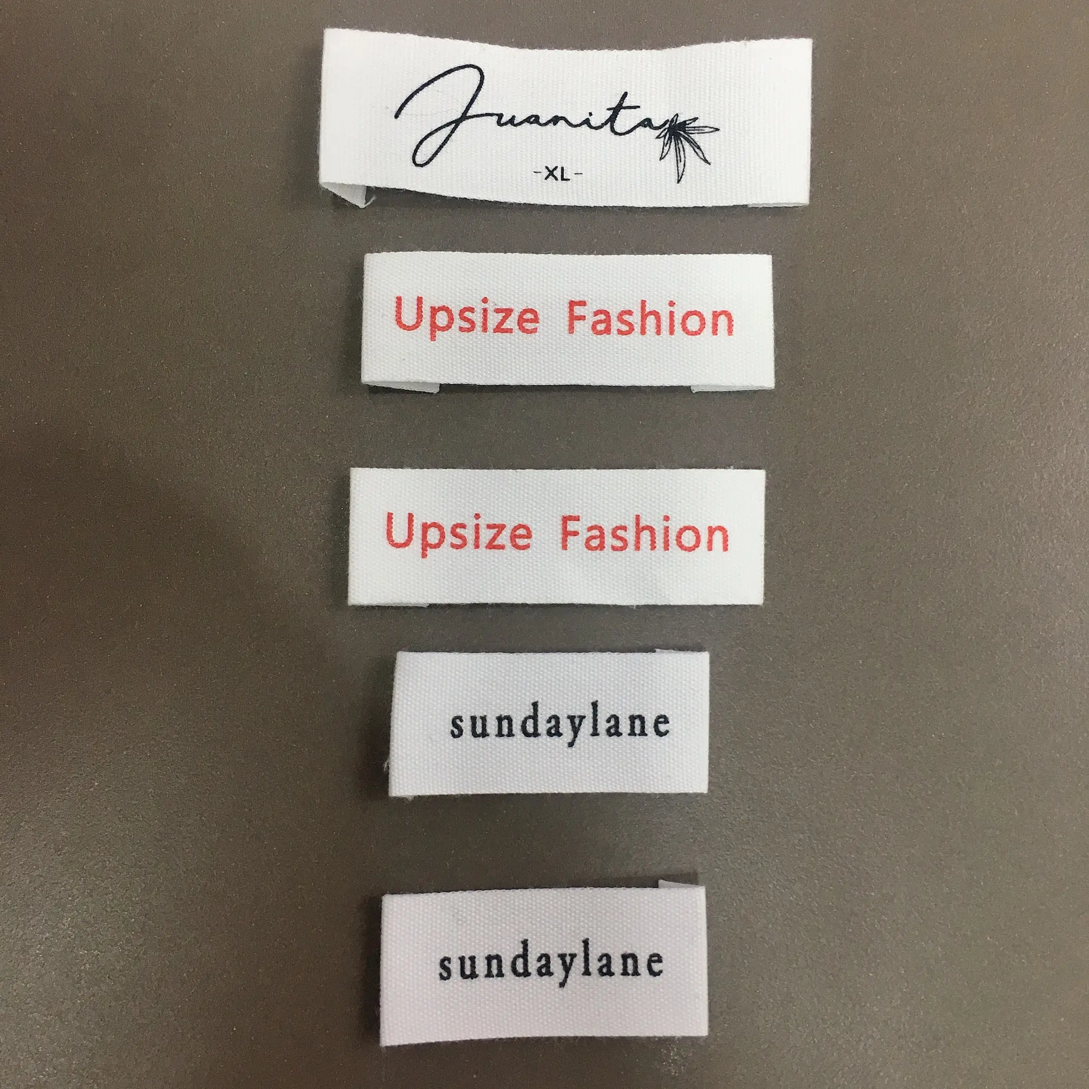 럭셔리 패션 Damask 의류 목 높은 품질 접이식 브랜드 로고 의류 크기 짠 레이블 2*7cm