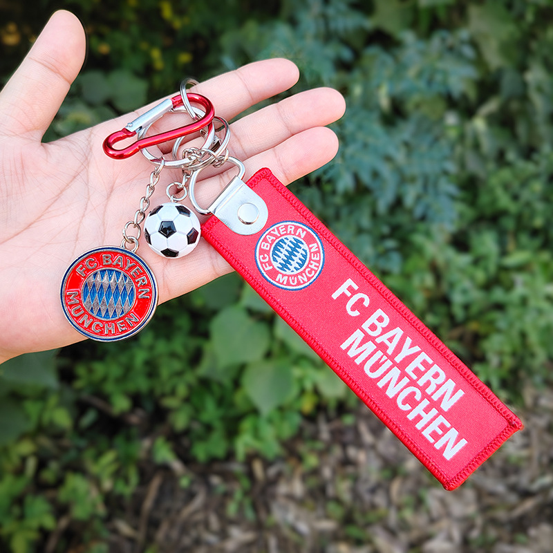 Bayern mini ballon de foot coloré en tissu - rouge à suspendre