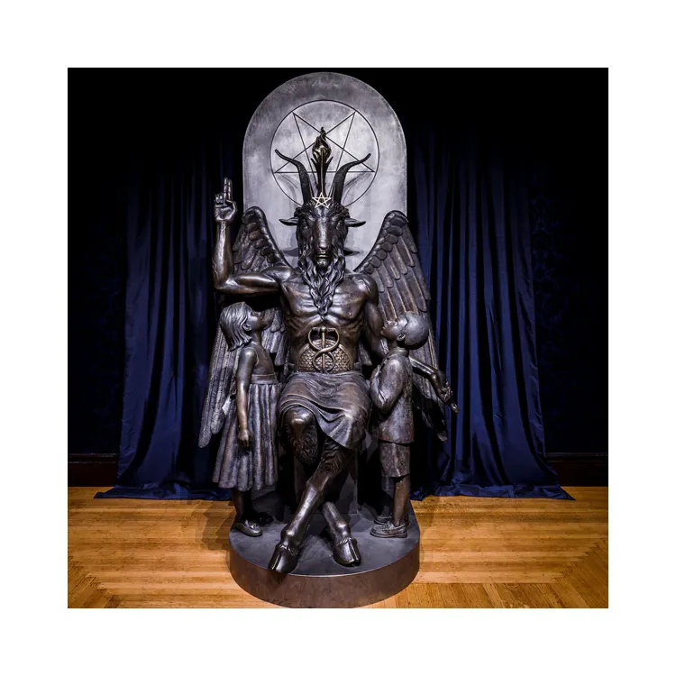 Templo satánico Protestas Monumento DE LOS Diez Mandamientos con estatua de cabeza de cabra Escultura de Estatua de San Miguel satánico que lucha contra Satanás