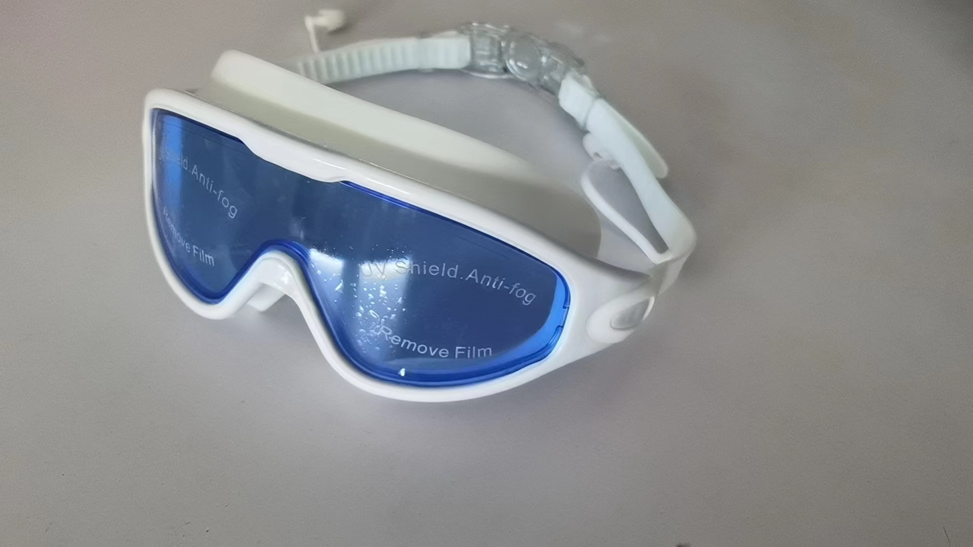 Bleu clair et blanc, aspect mat.
