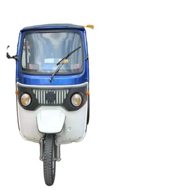 乗客の電動三輪車輸送タクシー