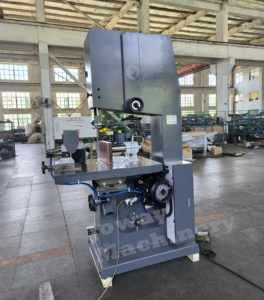 Sert ahşap kesme için otomatik besleyici cihazı ile MJ 397F dikey bant testere makinesi - Product Image 5