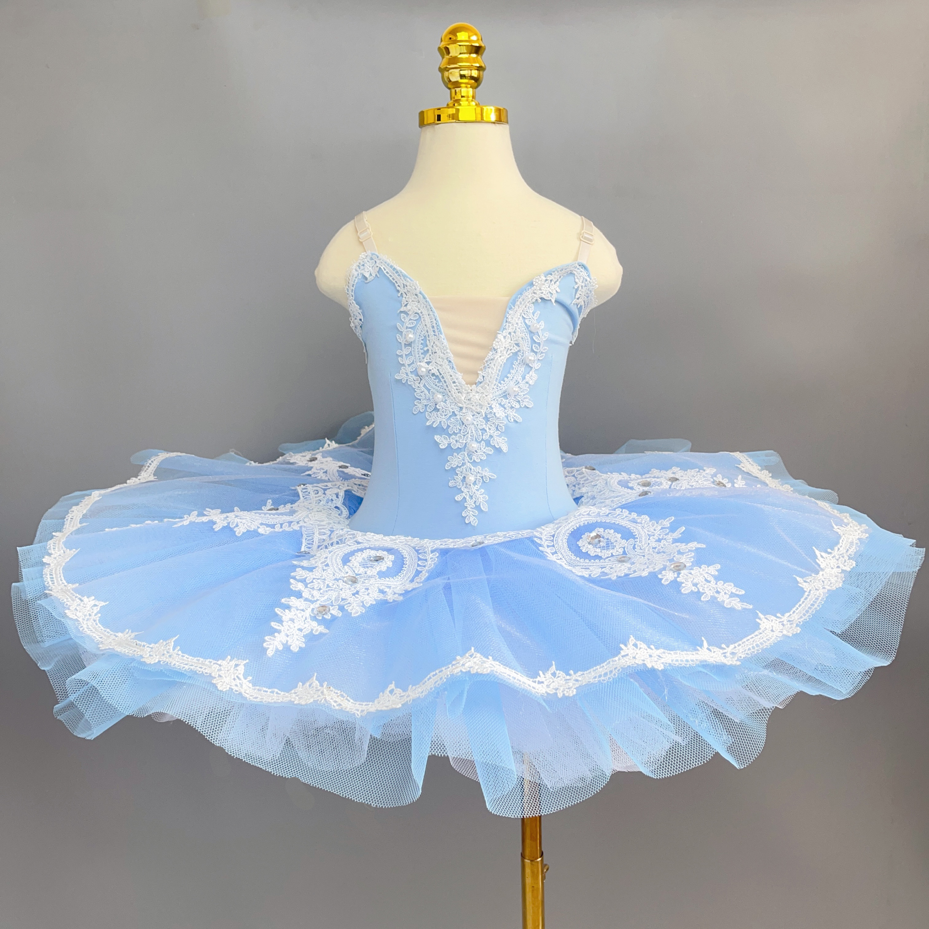 Broderie ananas blanc bleu clair